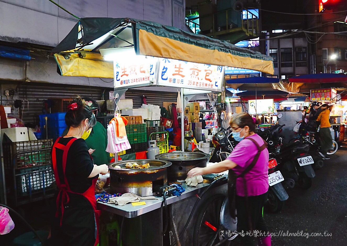 三和武大郎,三重三和夜市,三重夜市,台北橋,夜市小吃,天一青草茶,小楊脆腸滷味,小饅頭,曾記花枝羹,正庄老牌嘉義蕃薯球,生煎包,萬粒肉丸,雞蛋糕 三和武大郎,三重三和夜市,三重夜市,台北橋,夜市小吃,天一青草茶,小楊脆腸滷味,小饅頭,曾記花枝羹,正庄老牌嘉義蕃薯球,生煎包,萬粒肉丸,雞蛋糕