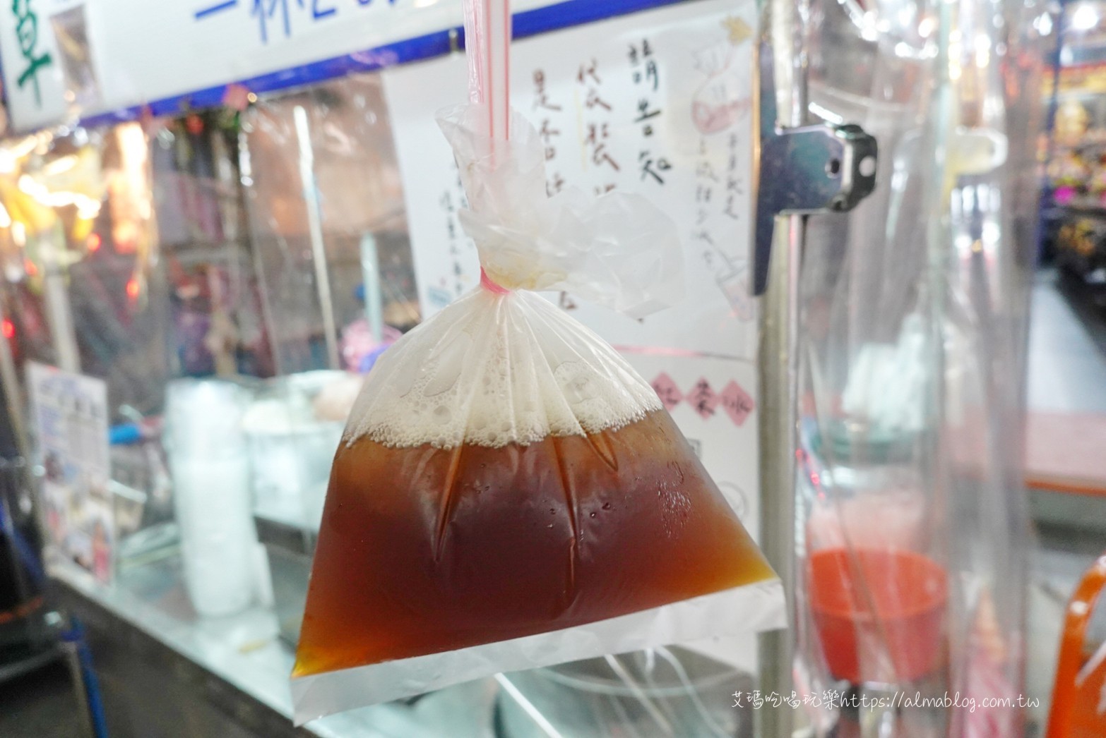 〖博愛夜市〗想吃便宜就跟在地人!3元手工水餃重新開張.40年廟口青草紅茶一袋20元.還有古早味炸米糕 〖博愛夜市〗想吃便宜就跟在地人!3元手工水餃重新開張.40年廟口青草紅茶一袋20元.還有古早味炸米糕