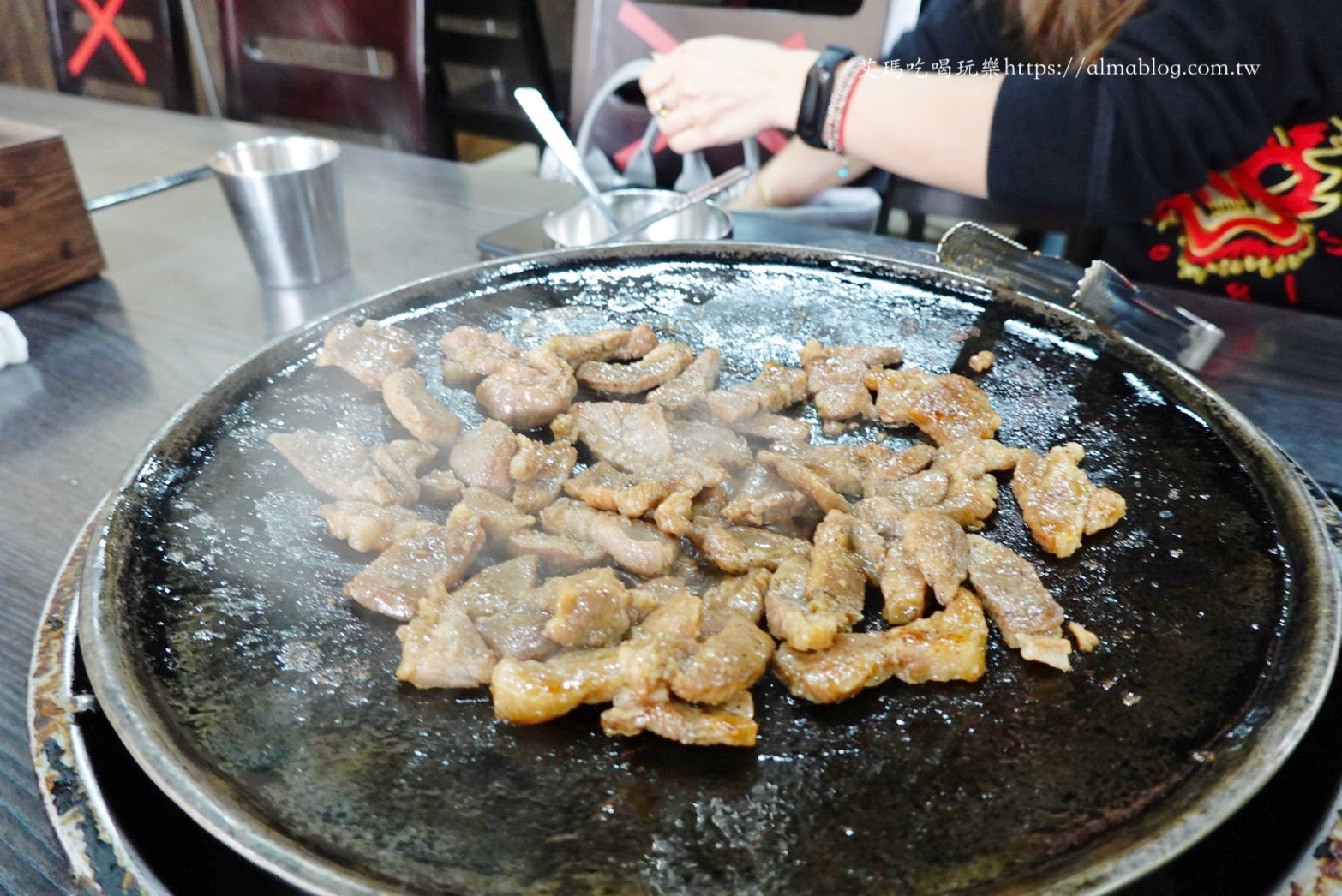 〖韓鼎韓式鍋蓋烤肉〗鍋蓋也能烤肉?生菜包肉吃最爽!150元海鮮煎餅好大一片.辣炒年糕更經典 〖韓鼎韓式鍋蓋烤肉〗鍋蓋也能烤肉?生菜包肉吃最爽!150元海鮮煎餅好大一片.辣炒年糕更經典