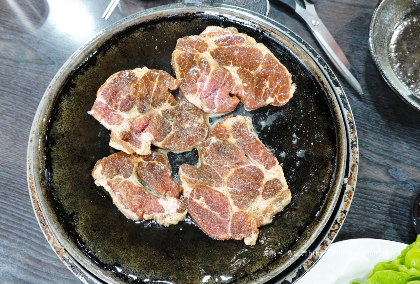〖韓鼎韓式鍋蓋烤肉〗鍋蓋也能烤肉?生菜包肉吃最爽!150元海鮮煎餅好大一片.辣炒年糕更經典 〖韓鼎韓式鍋蓋烤肉〗鍋蓋也能烤肉?生菜包肉吃最爽!150元海鮮煎餅好大一片.辣炒年糕更經典