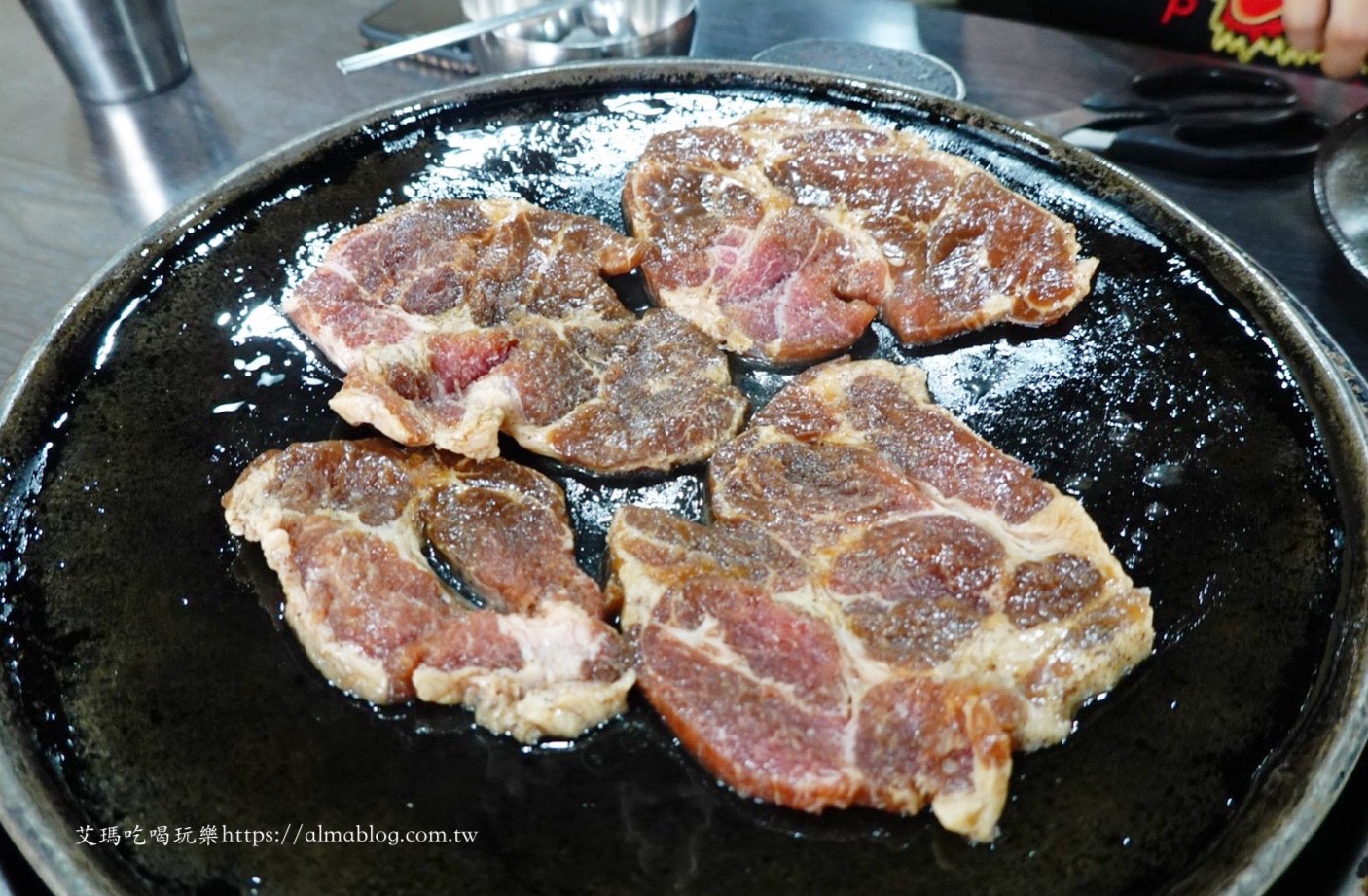 〖韓鼎韓式鍋蓋烤肉〗鍋蓋也能烤肉?生菜包肉吃最爽!150元海鮮煎餅好大一片.辣炒年糕更經典 〖韓鼎韓式鍋蓋烤肉〗鍋蓋也能烤肉?生菜包肉吃最爽!150元海鮮煎餅好大一片.辣炒年糕更經典