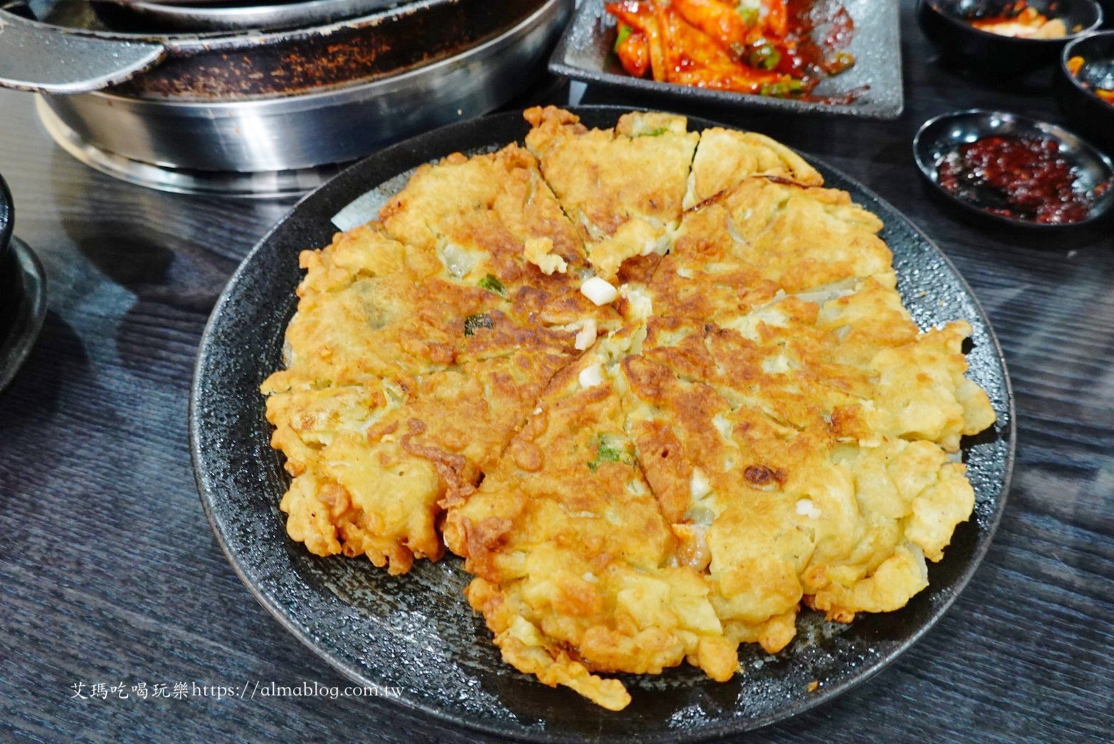 〖韓鼎韓式鍋蓋烤肉〗鍋蓋也能烤肉?生菜包肉吃最爽!150元海鮮煎餅好大一片.辣炒年糕更經典 〖韓鼎韓式鍋蓋烤肉〗鍋蓋也能烤肉?生菜包肉吃最爽!150元海鮮煎餅好大一片.辣炒年糕更經典