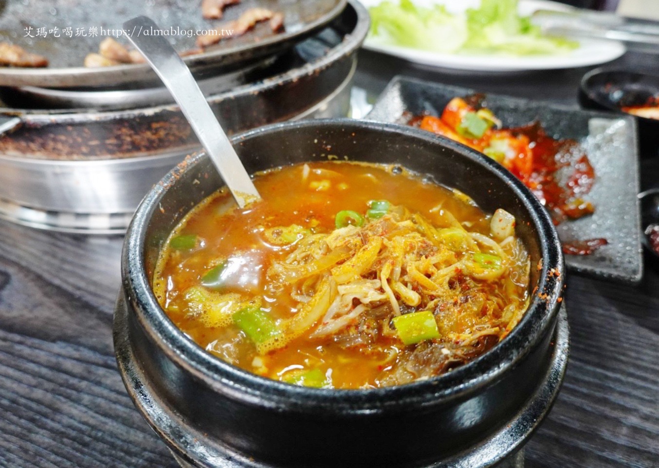 〖韓鼎韓式鍋蓋烤肉〗鍋蓋也能烤肉?生菜包肉吃最爽!150元海鮮煎餅好大一片.辣炒年糕更經典 〖韓鼎韓式鍋蓋烤肉〗鍋蓋也能烤肉?生菜包肉吃最爽!150元海鮮煎餅好大一片.辣炒年糕更經典