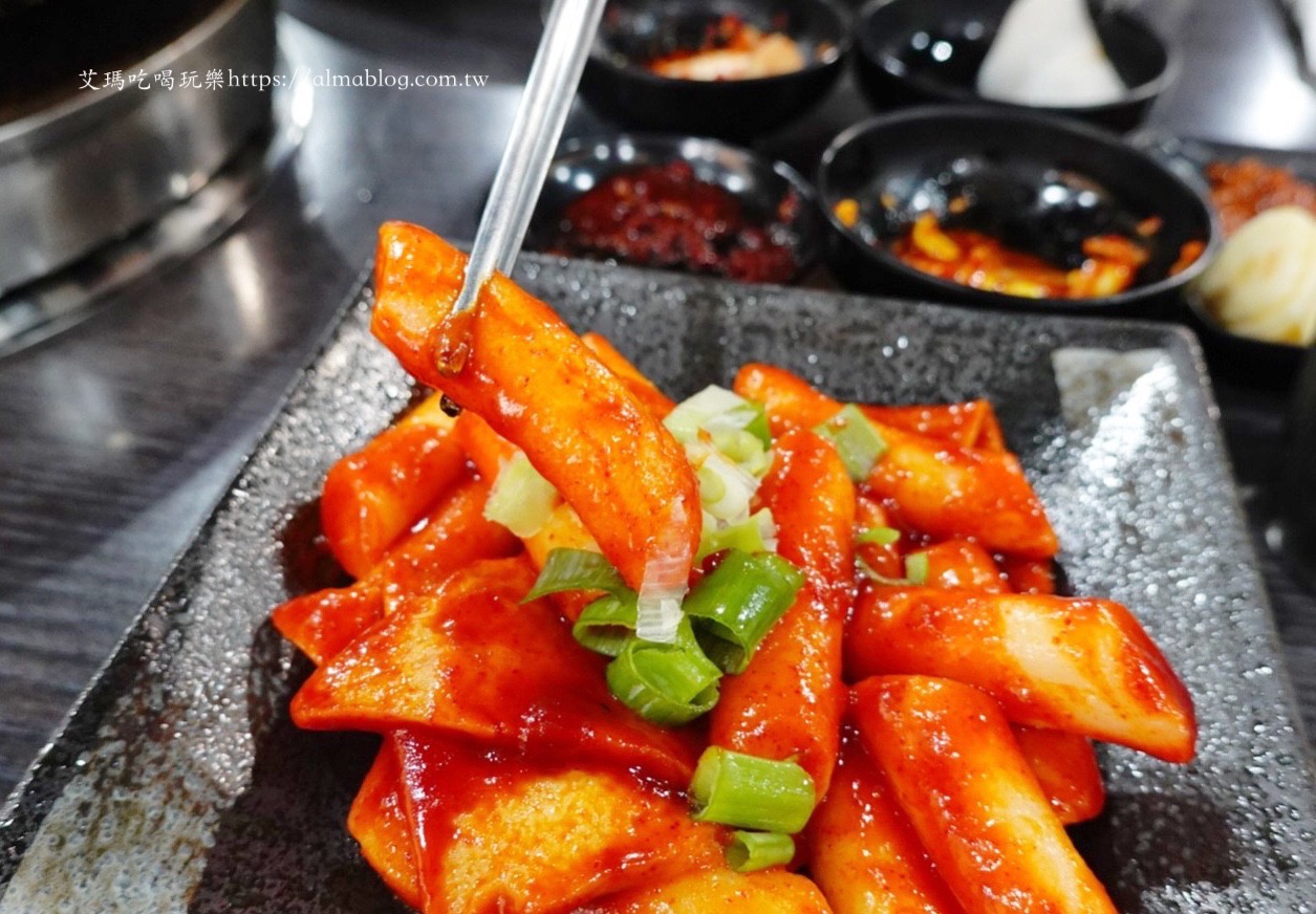 〖韓鼎韓式鍋蓋烤肉〗鍋蓋也能烤肉?生菜包肉吃最爽!150元海鮮煎餅好大一片.辣炒年糕更經典 〖韓鼎韓式鍋蓋烤肉〗鍋蓋也能烤肉?生菜包肉吃最爽!150元海鮮煎餅好大一片.辣炒年糕更經典
