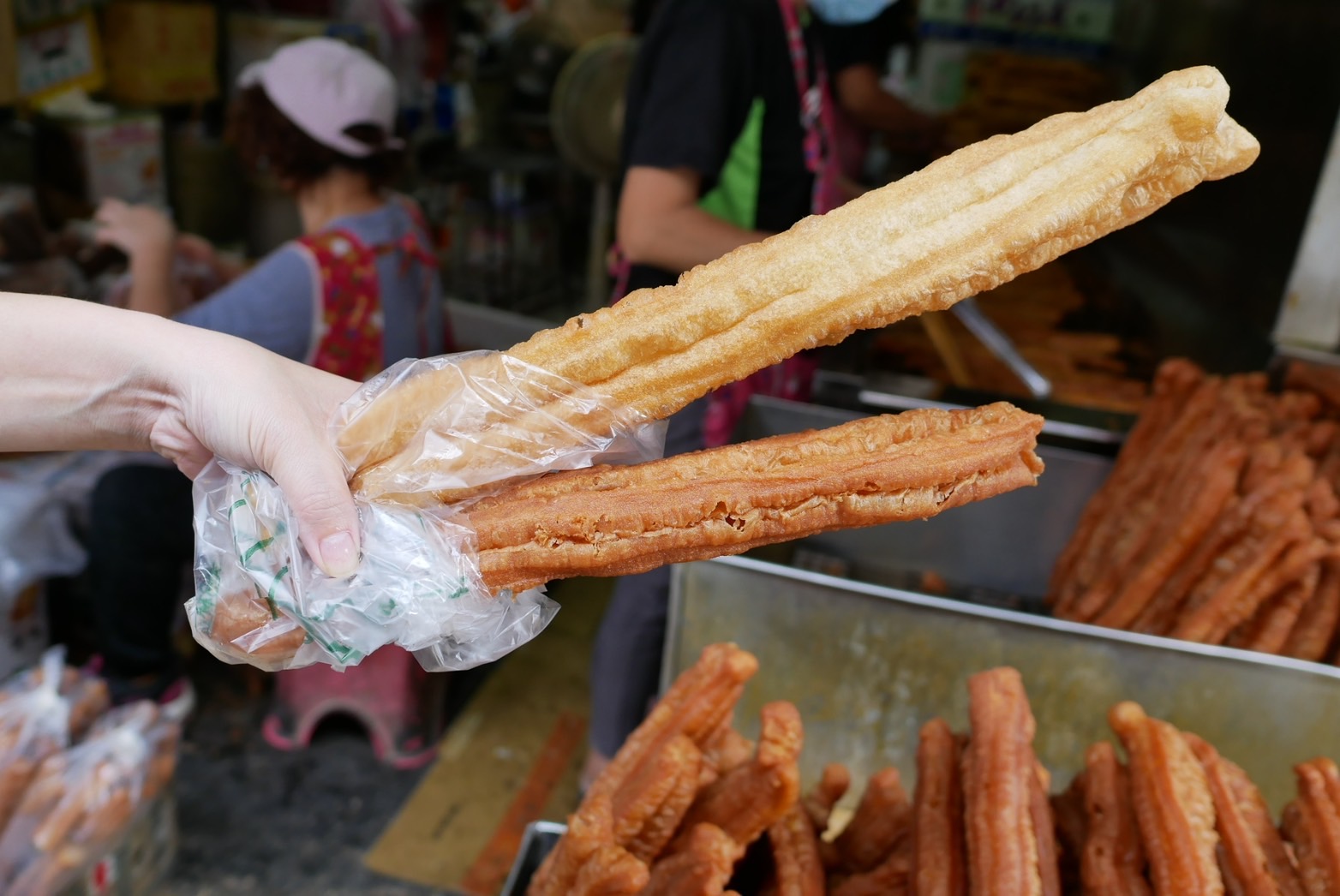 〖新珉油條店〗早餐店都來這批發!一甲子60年油條批發店.油炸鬼喀滋超酥脆.還有賣吃麻辣鍋必備的老油條 〖新珉油條店〗早餐店都來這批發!一甲子60年油條批發店.油炸鬼喀滋超酥脆.還有賣吃麻辣鍋必備的老油條