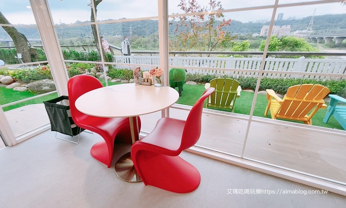 〖玫瑰左岸莊園 InnRose〗座落老街下的秘密基地！歐式莊園民宿．玻璃屋低消80元起．戶外小花園超好拍