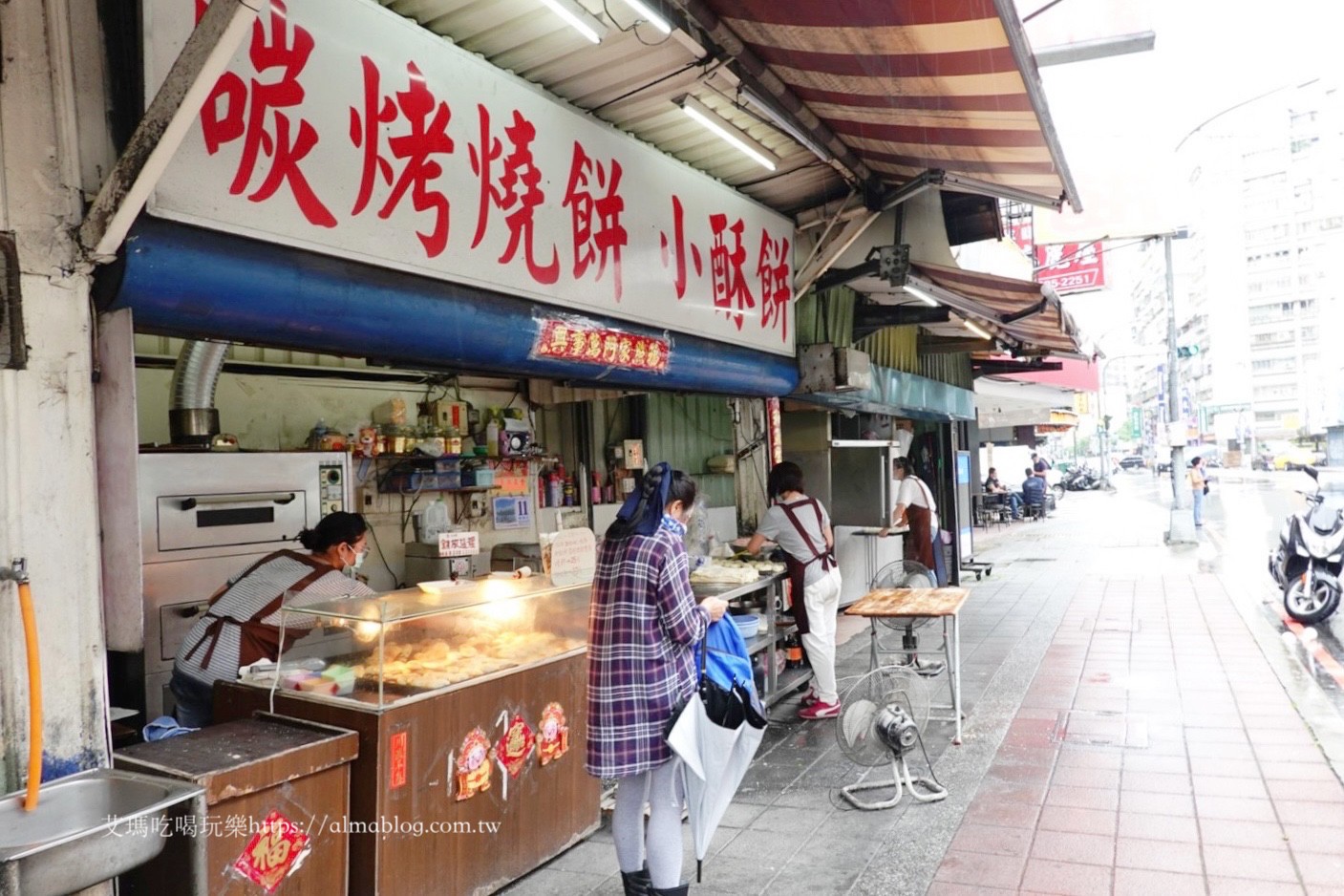 三重美食,台北美食,燒餅,碳烤燒餅小酥餅,酥餅,銅板小吃 三重美食,台北美食,燒餅,碳烤燒餅小酥餅,酥餅,銅板小吃