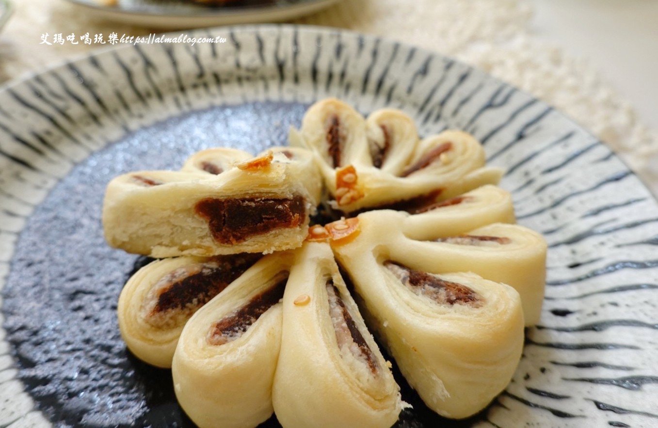 一格 une pâtisserie,咖啡館,平鎮美食,月餅,桃園美食,蛋黃酥,雲南餅 一格 une pâtisserie,咖啡館,平鎮美食,月餅,桃園美食,蛋黃酥,雲南餅