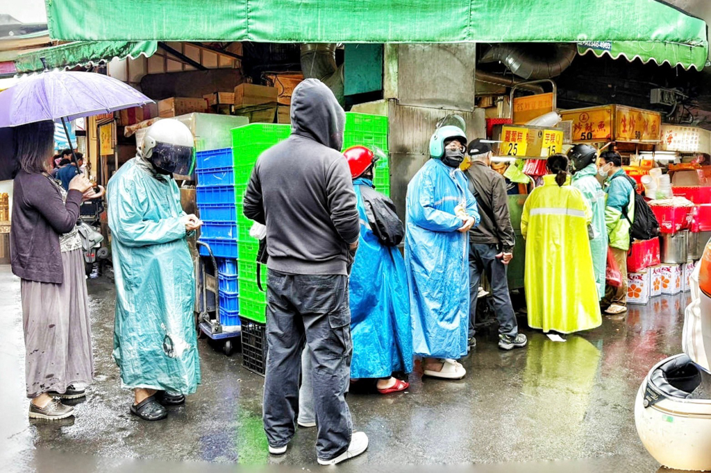 高記生炒魷魚,黃石市場,新北美食,早市美食,蘿蔔糕,芋粿,米腸,炸物,綜合炸物,傳統市場