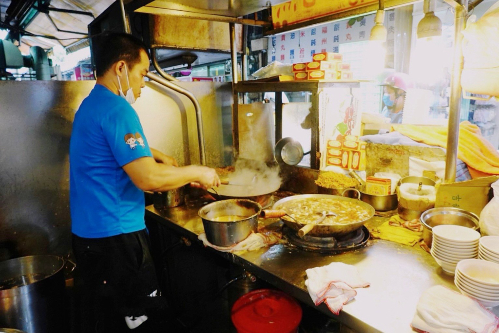 高記生炒魷魚,黃石市場,新北美食,早市美食,蘿蔔糕,芋粿,米腸,炸物,綜合炸物,傳統市場