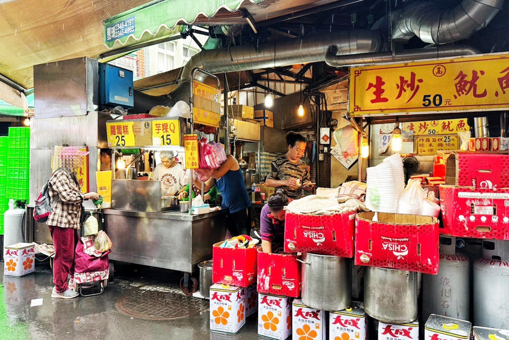 高記生炒魷魚,黃石市場,新北美食,早市美食,蘿蔔糕,芋粿,米腸,炸物,綜合炸物,傳統市場