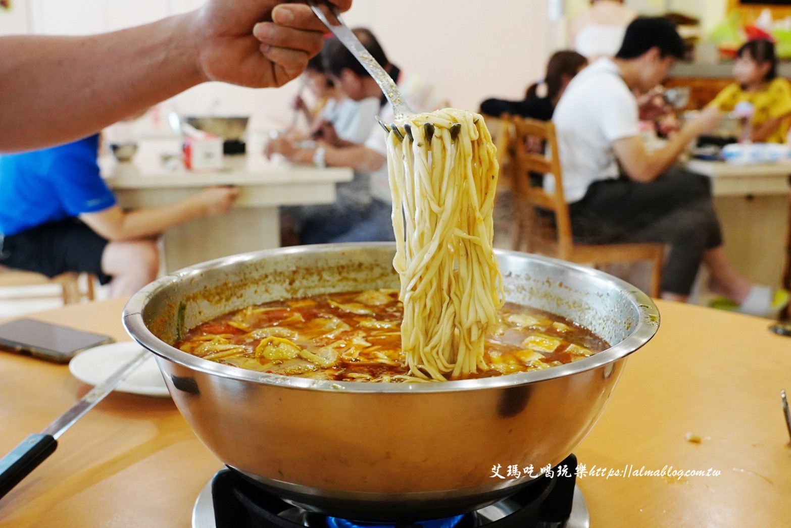 桃園美食,鶯歌美食,龍潭美食,臉盆美食,一盆薑母鴨, 台灣小吃,薑母鴨,牛肉鍋,海鮮芋頭米粉,海鮮鍋,老余牛家莊,台灣番鴨牧場,虎頭山土雞城,大白鯊海產,龍潭佳安薑母鴨,老地方薑母鴨,曾家薑母鴨