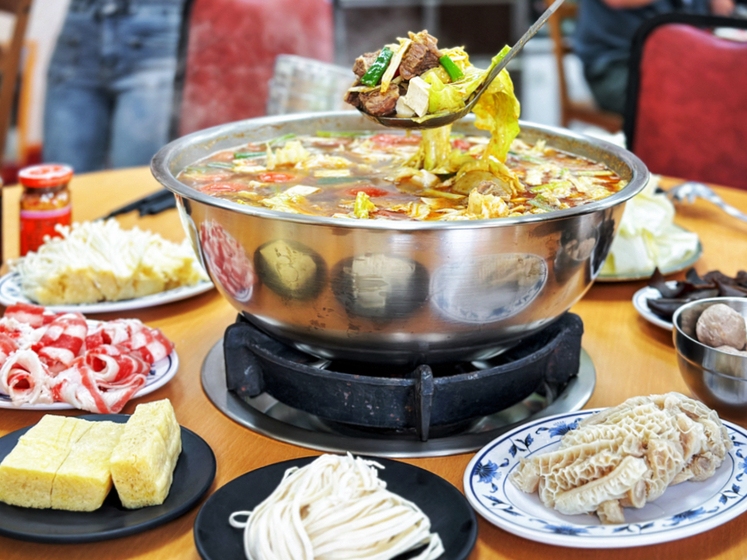 桃園美食,鶯歌美食,龍潭美食,臉盆美食,一盆薑母鴨, 台灣小吃,薑母鴨,牛肉鍋,海鮮芋頭米粉,海鮮鍋,老余牛家莊,台灣番鴨牧場,虎頭山土雞城,大白鯊海產,龍潭佳安薑母鴨,老地方薑母鴨,曾家薑母鴨