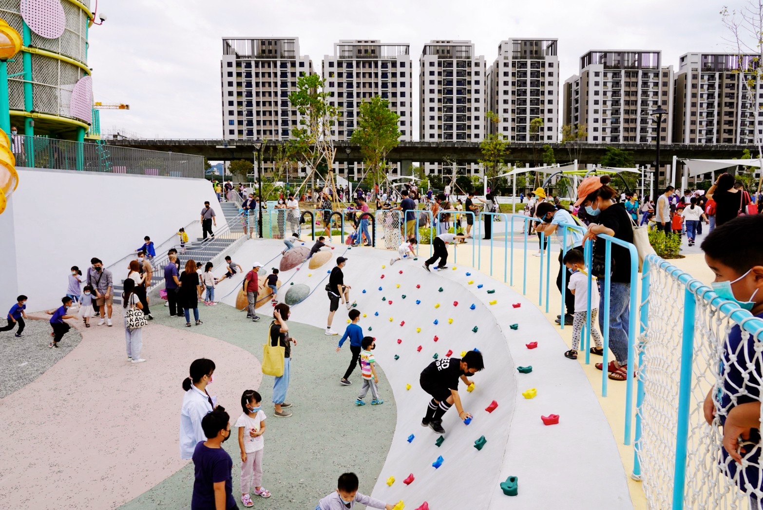 台中景點,免費景點,公園,台中公園,馬卡龍公園,溜滑梯