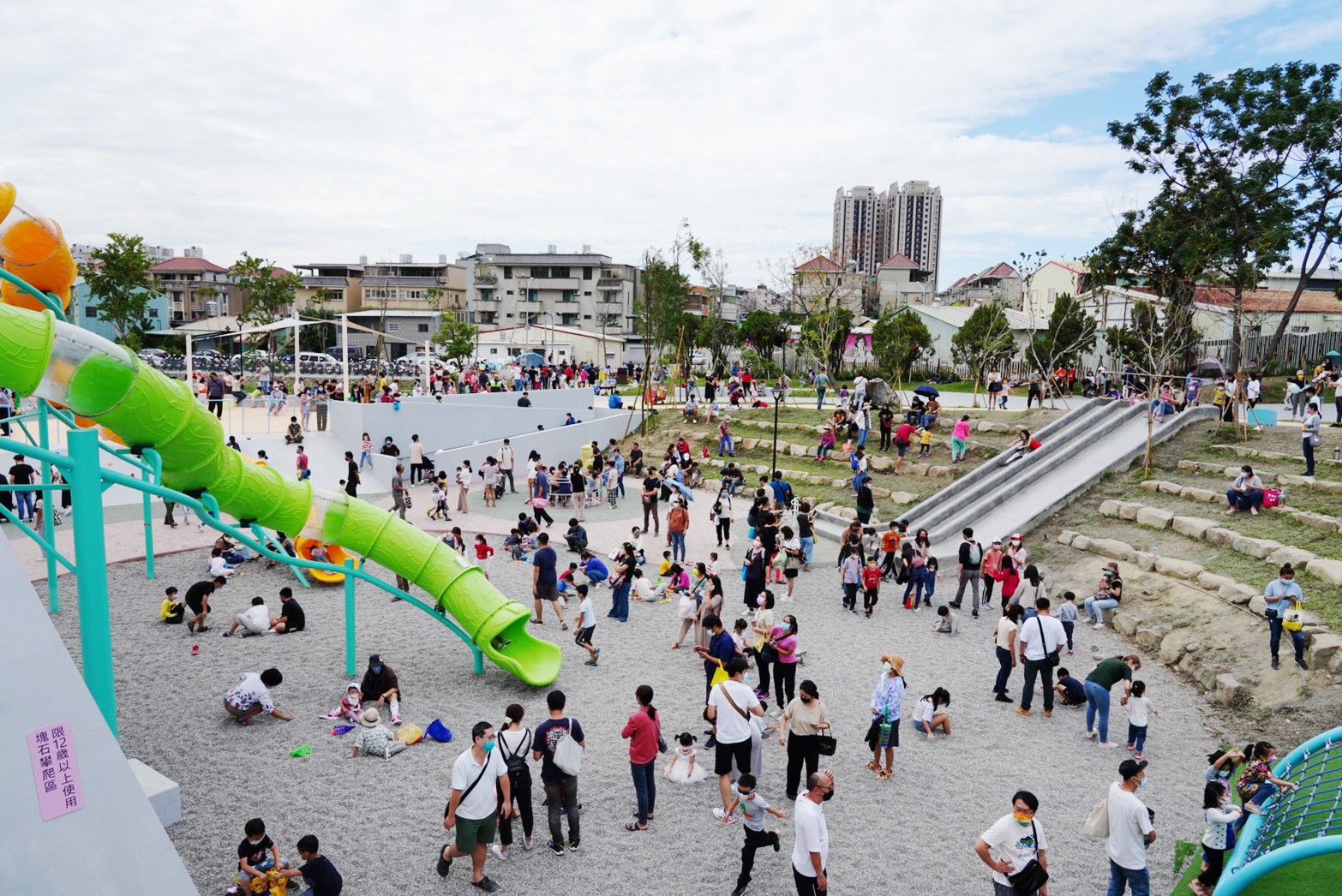 台中景點,免費景點,公園,台中公園,馬卡龍公園,溜滑梯