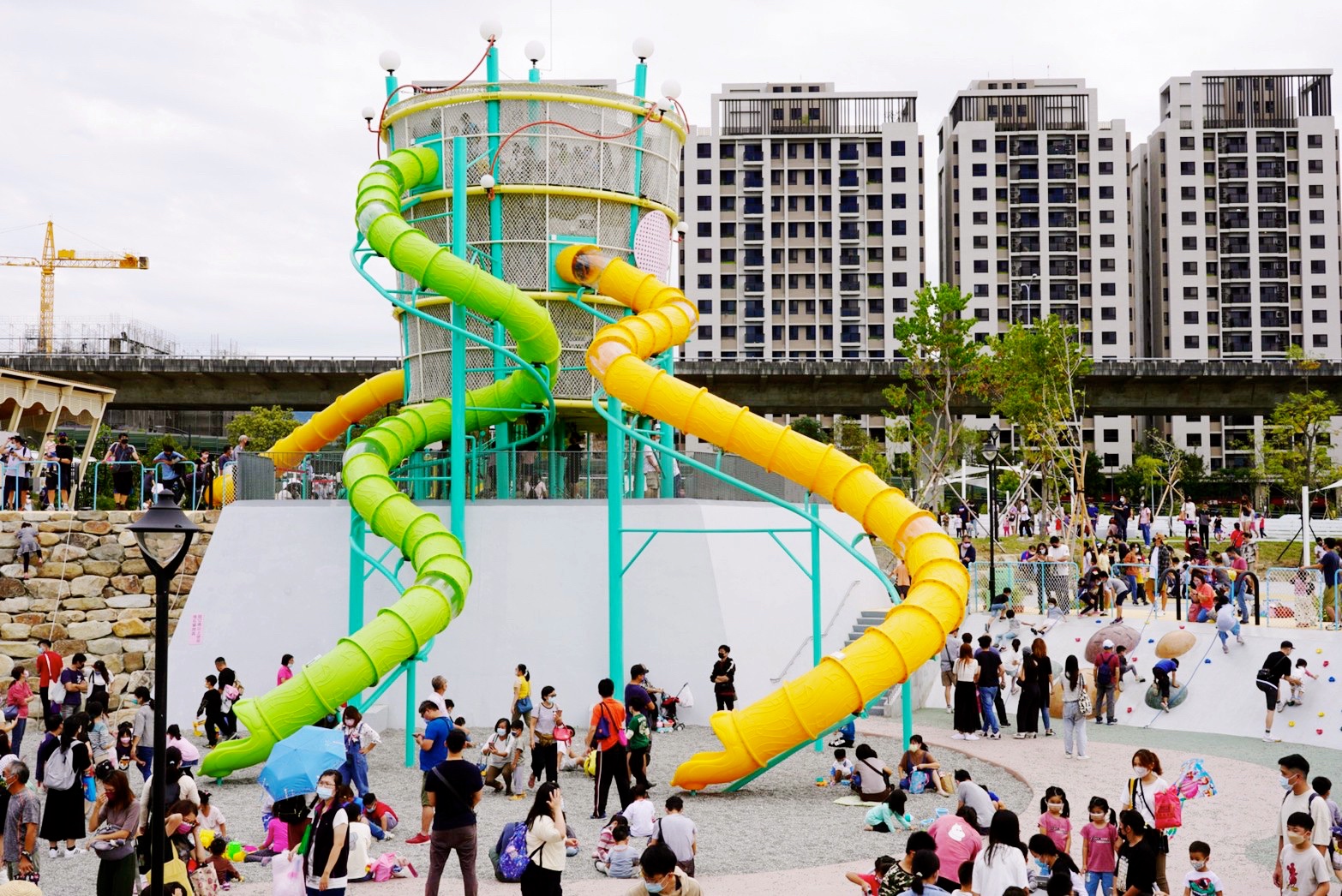 台中景點,免費景點,公園,台中公園,馬卡龍公園,溜滑梯