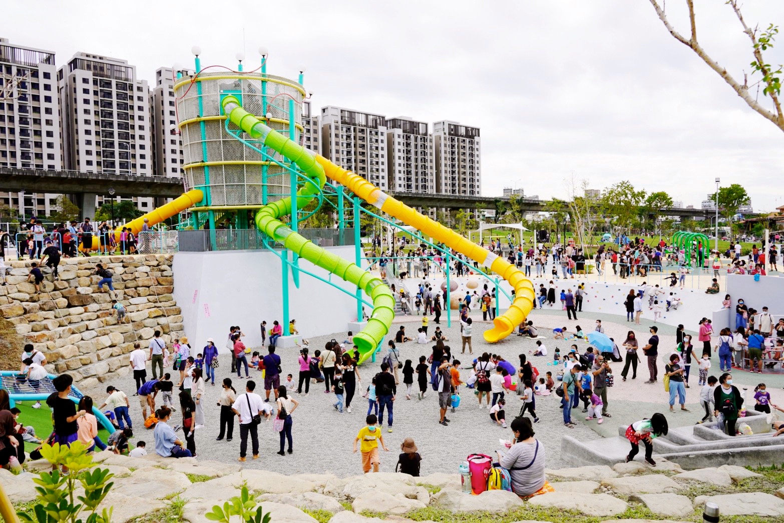台中景點,免費景點,公園,台中公園,馬卡龍公園,溜滑梯