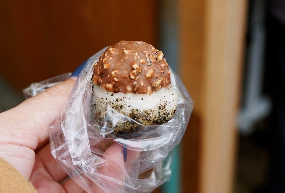 台北美食,遼寧美食街,麻糬,草苺大福,蛋黃紅豆麻糬,蛋黃芝麻麻糬,芋頭麻糬,芝麻麻糬,手工麻糬,黑麻糬 台北美食,遼寧美食街,麻糬,草苺大福,蛋黃紅豆麻糬,蛋黃芝麻麻糬,芋頭麻糬,芝麻麻糬,手工麻糬,黑麻糬