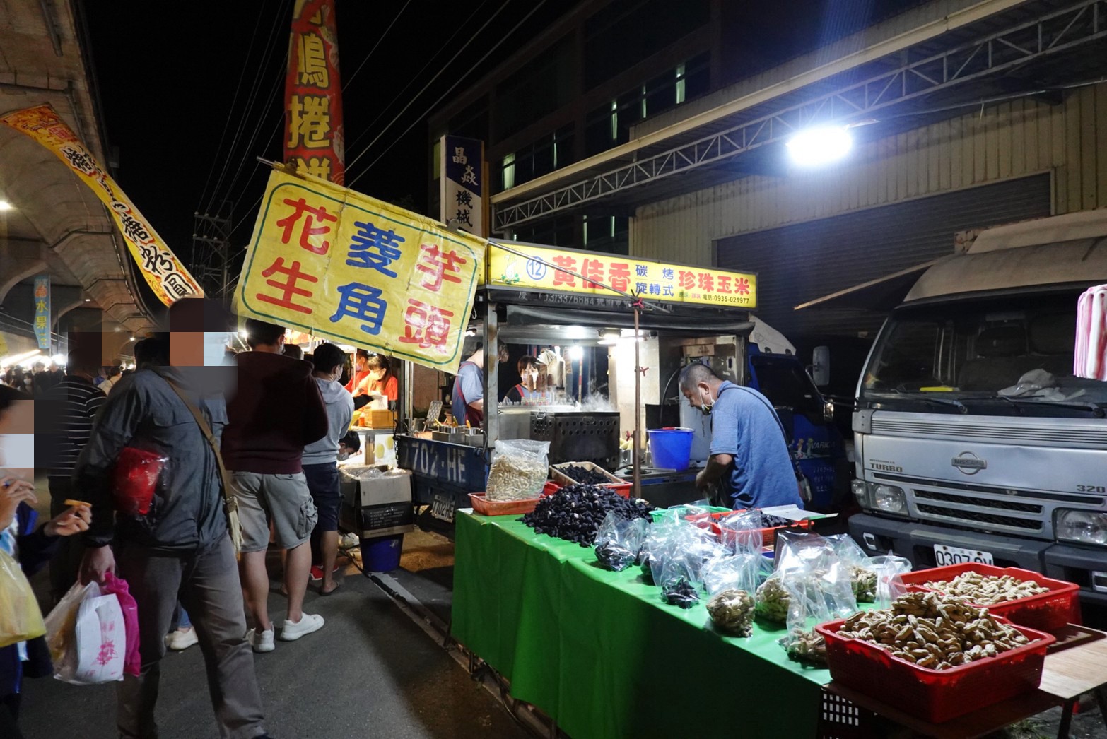 新竹美食,竹東夜市,夜市,台灣小吃,麻辣臭豆腐,蚵仔煎,豬血湯,地瓜球,夜市遊戲,打彈珠,麻油雞飯,烤玉米
