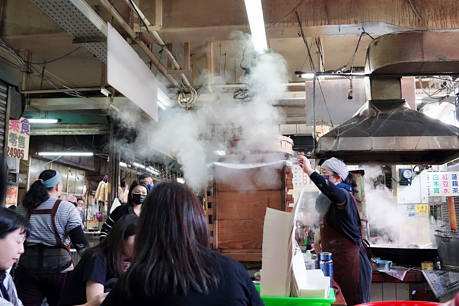 袁家筒仔米糕排骨酥,排骨酥,嘉義美食,筒仔米糕,龍骨髓湯、肉骨酥,台灣小吃,嘉義東市場,市場美食 袁家筒仔米糕排骨酥,排骨酥,嘉義美食,筒仔米糕,龍骨髓湯、肉骨酥,台灣小吃,嘉義東市場,市場美食