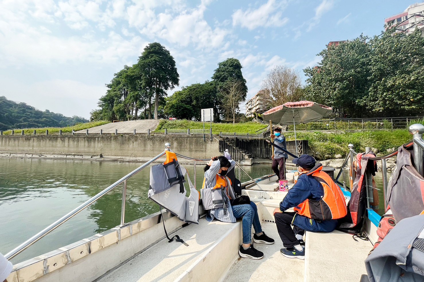 新店百年渡船,新店擺渡,划船,坐船,灣潭遊戲區公園,新北景點,親子景點,碧潭好玩,新店碧潭