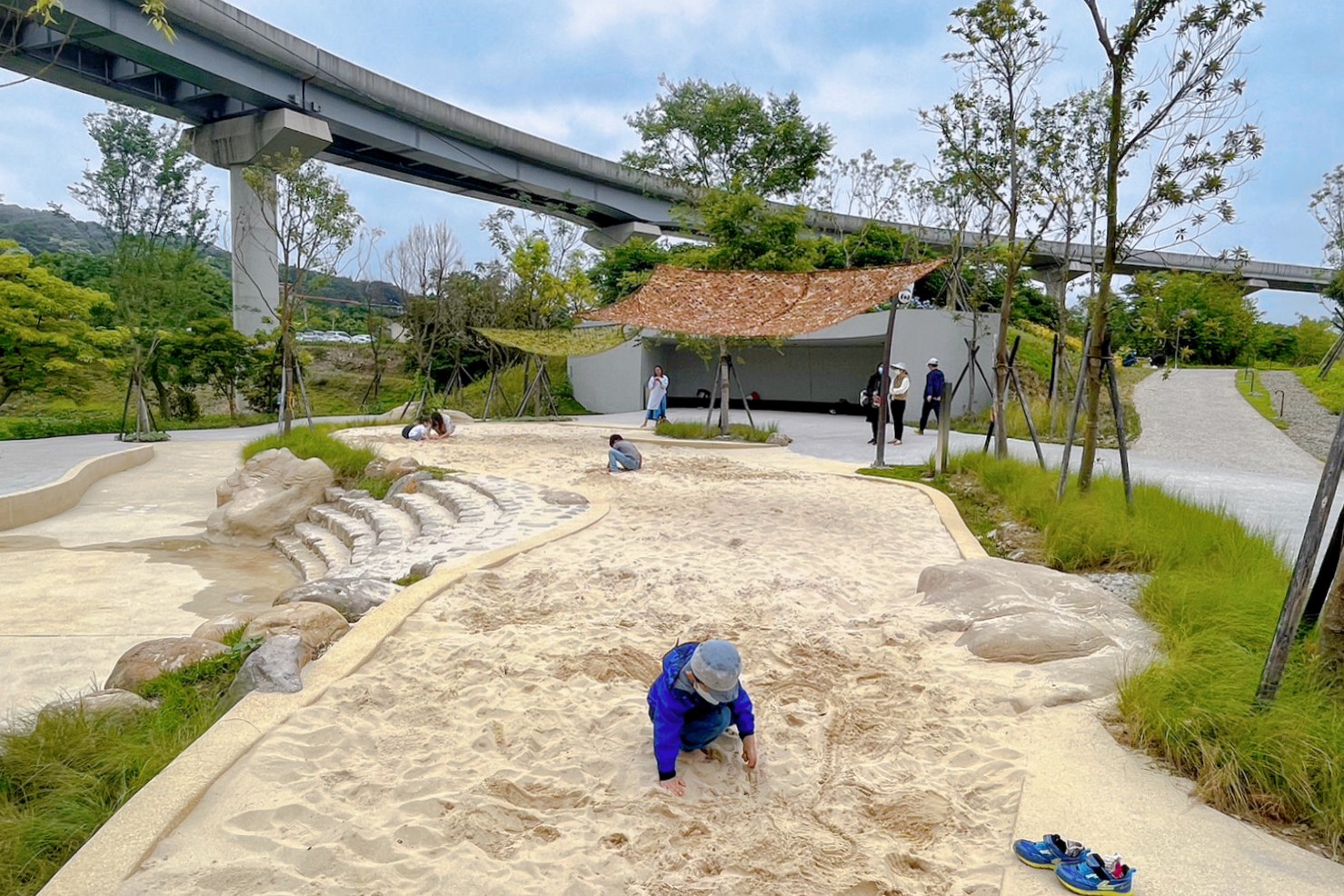 台北景點.新北景點,新北市美術館,鶯歌景點,免費景點,小火車,親子景點,三鶯之心,圓頂藝術空間,沉浸式遊戲裝置,畫畫731公車一日票