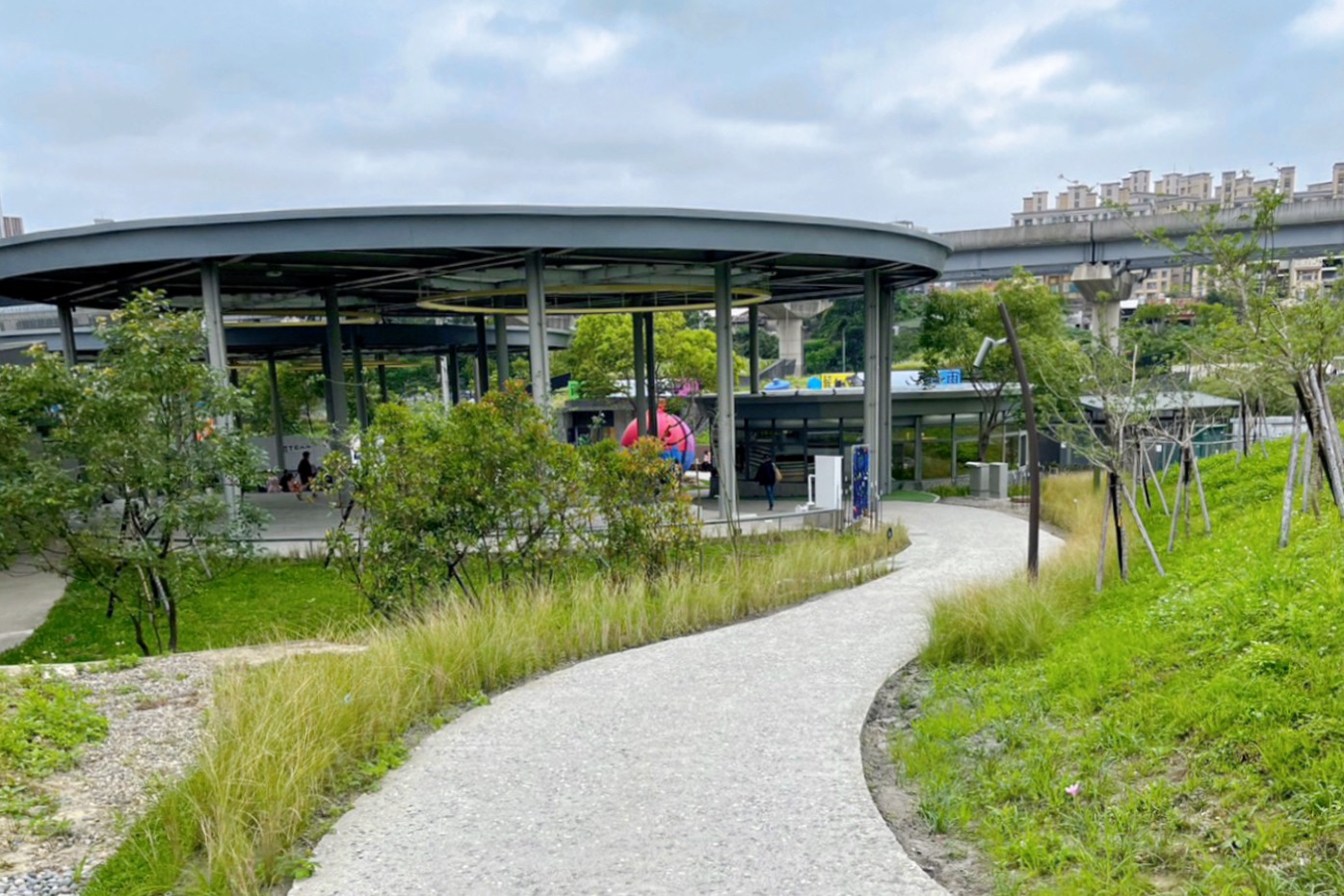 台北景點.新北景點,新北市美術館,鶯歌景點,免費景點,小火車,親子景點,三鶯之心,圓頂藝術空間,沉浸式遊戲裝置,畫畫731公車一日票