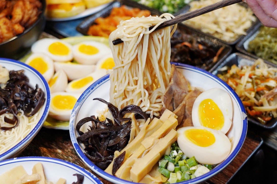 中壢美食,中壢吃到飽,山禾堂拉麵,拉麵吃到飽, 芒果吃到飽,鳳梨,日式拉麵,豚骨拉麵,醬油拉麵,吃到飽 中壢美食,中壢吃到飽,山禾堂拉麵,拉麵吃到飽, 芒果吃到飽,鳳梨,日式拉麵,豚骨拉麵,醬油拉麵,吃到飽