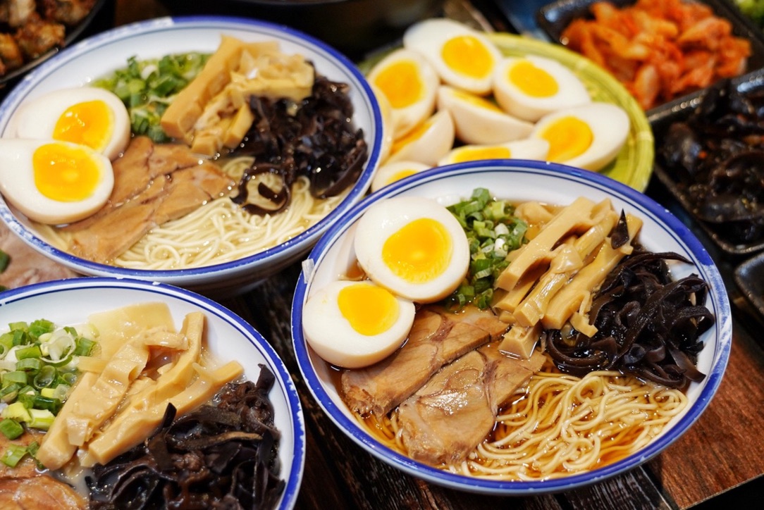 中壢美食,中壢吃到飽,山禾堂拉麵,拉麵吃到飽, 芒果吃到飽,鳳梨,日式拉麵,豚骨拉麵,醬油拉麵,吃到飽 中壢美食,中壢吃到飽,山禾堂拉麵,拉麵吃到飽, 芒果吃到飽,鳳梨,日式拉麵,豚骨拉麵,醬油拉麵,吃到飽