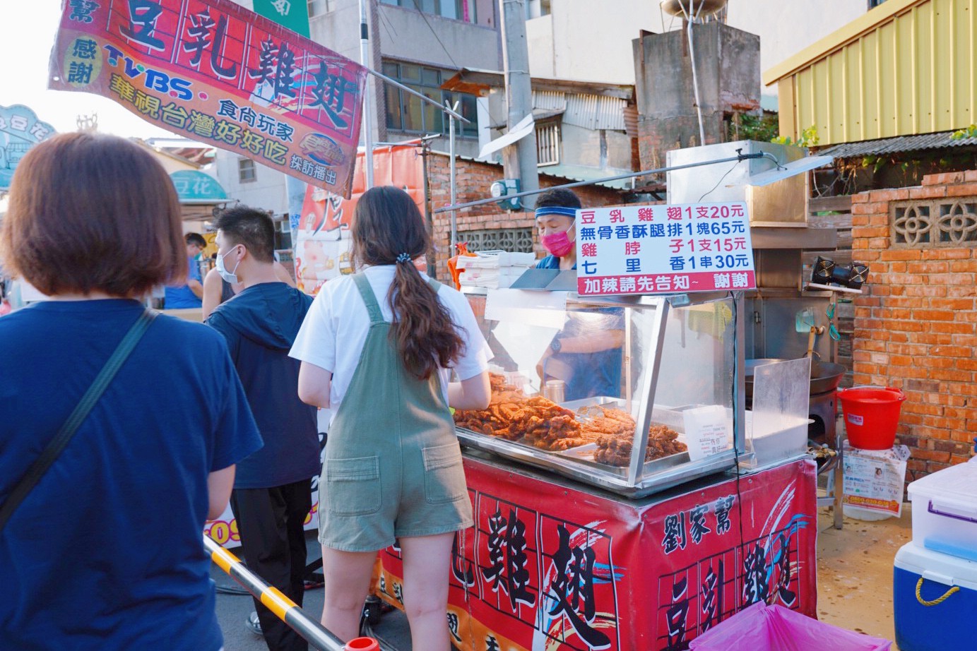 苗栗景點,後龍美食,台灣夜市,夜市小吃,廟口小吃,後龍夜市,豆乳雞,地瓜球,排骨酥,雞排,熱炒,傳統夜市,封街夜市
