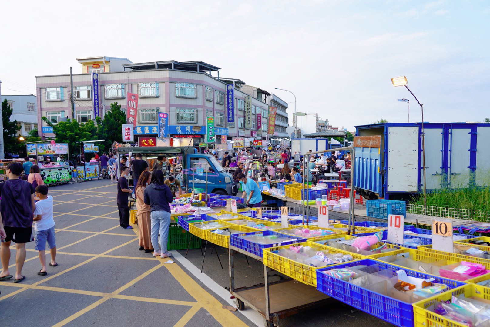 苗栗景點,後龍美食,台灣夜市,夜市小吃,廟口小吃,後龍夜市,豆乳雞,地瓜球,排骨酥,雞排,熱炒,傳統夜市,封街夜市