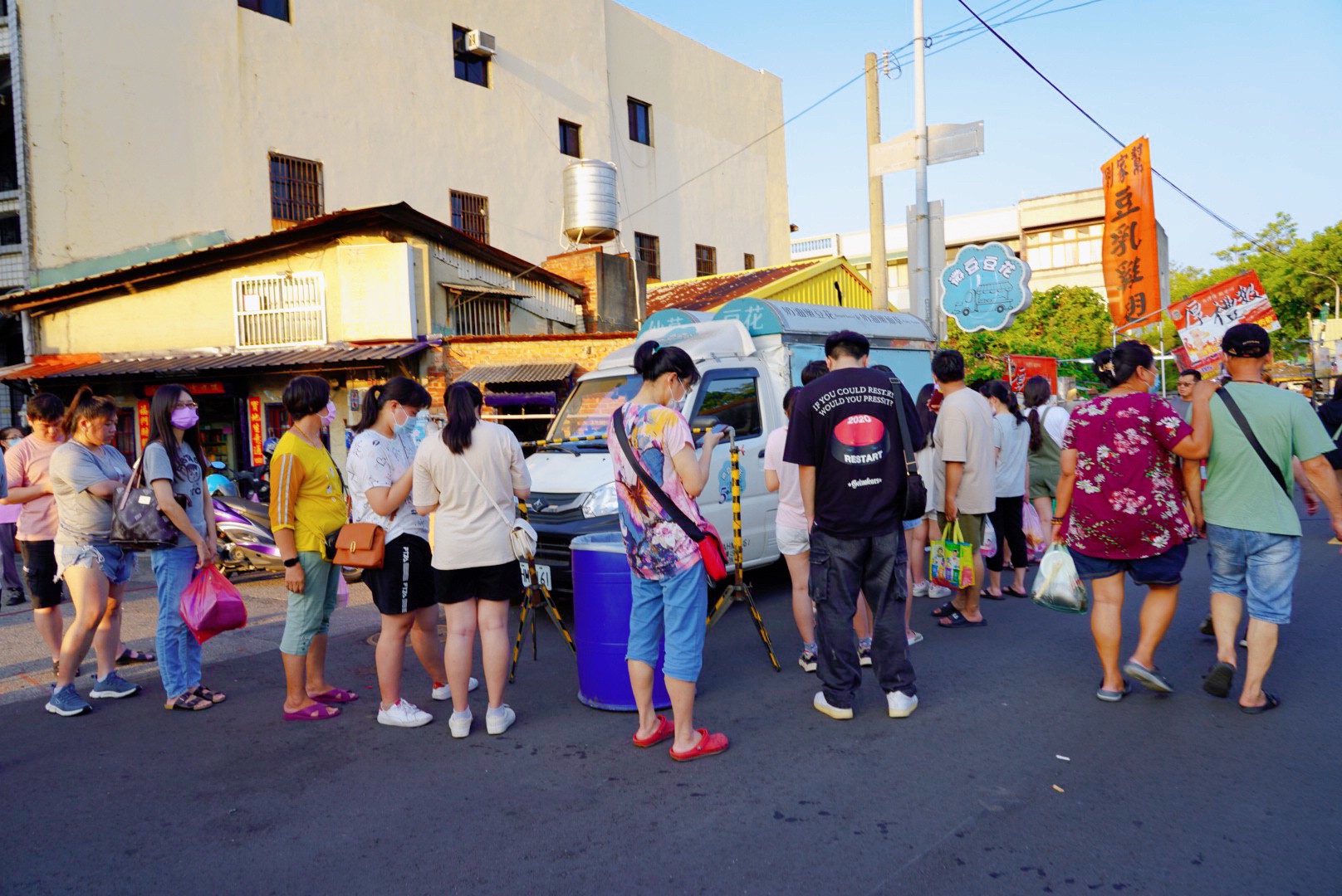苗栗景點,後龍美食,台灣夜市,夜市小吃,廟口小吃,後龍夜市,豆乳雞,地瓜球,排骨酥,雞排,熱炒,傳統夜市,封街夜市