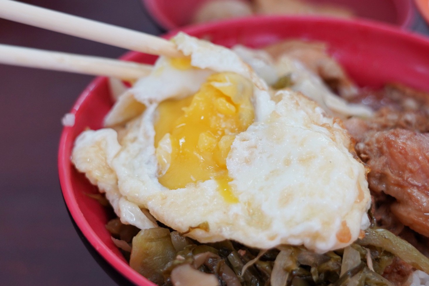 高雄美食,高雄老字號,華喜爌肉飯,台灣小吃,爌肉飯,早餐,中餐,滷貢丸湯,油豆腐,控肉飯,味噌湯,味噌貢丸湯