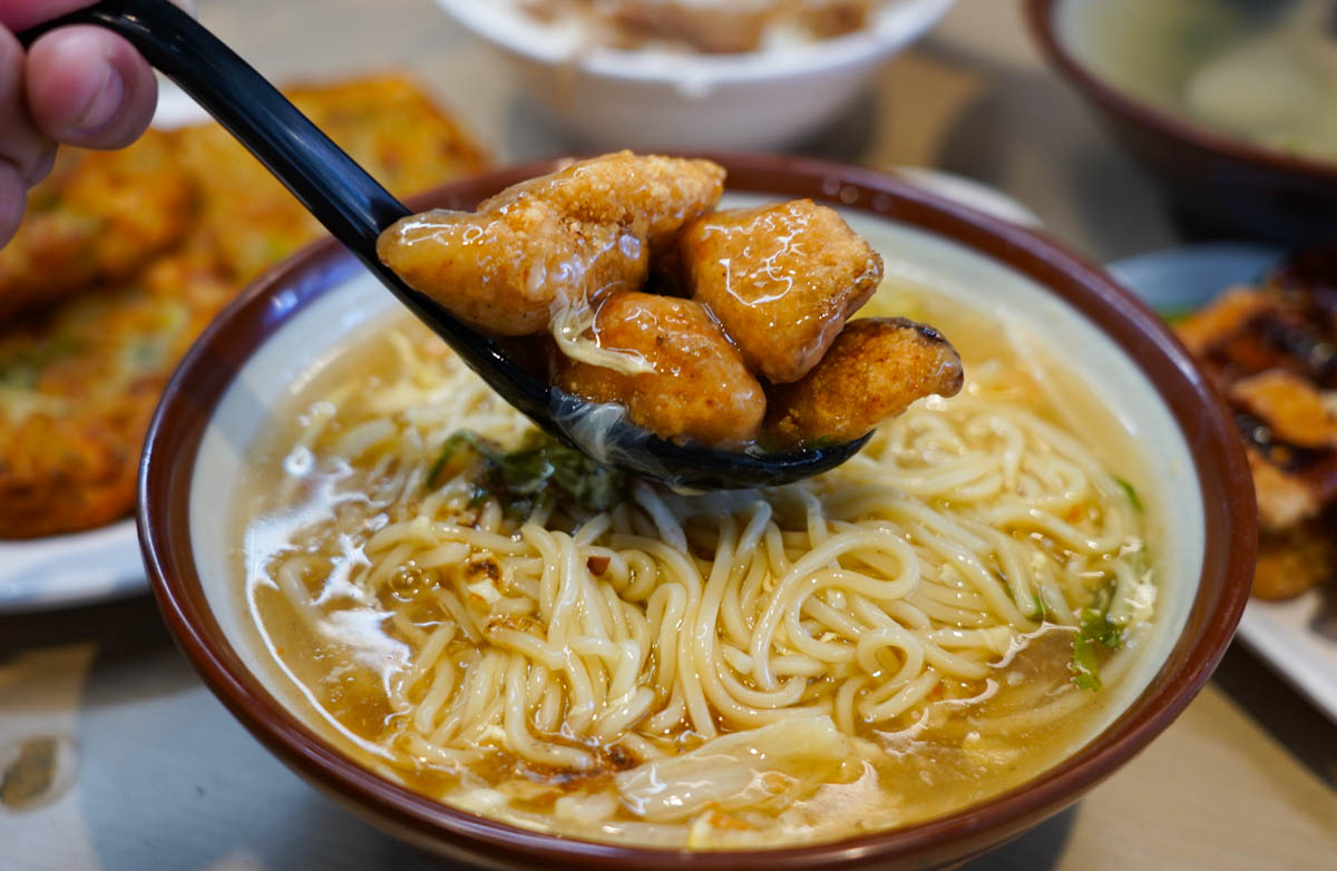 桃園美食,大園美食,台灣小吃,雞肉飯,虱目魚肚湯,虱目魚湯,炸豆腐,卿家嬤古早味飯賣所,古早味小吃,火雞肉飯,土魠魚羹,卿家嬤煎餅,炸豆腐,虱目魚肚湯,美食