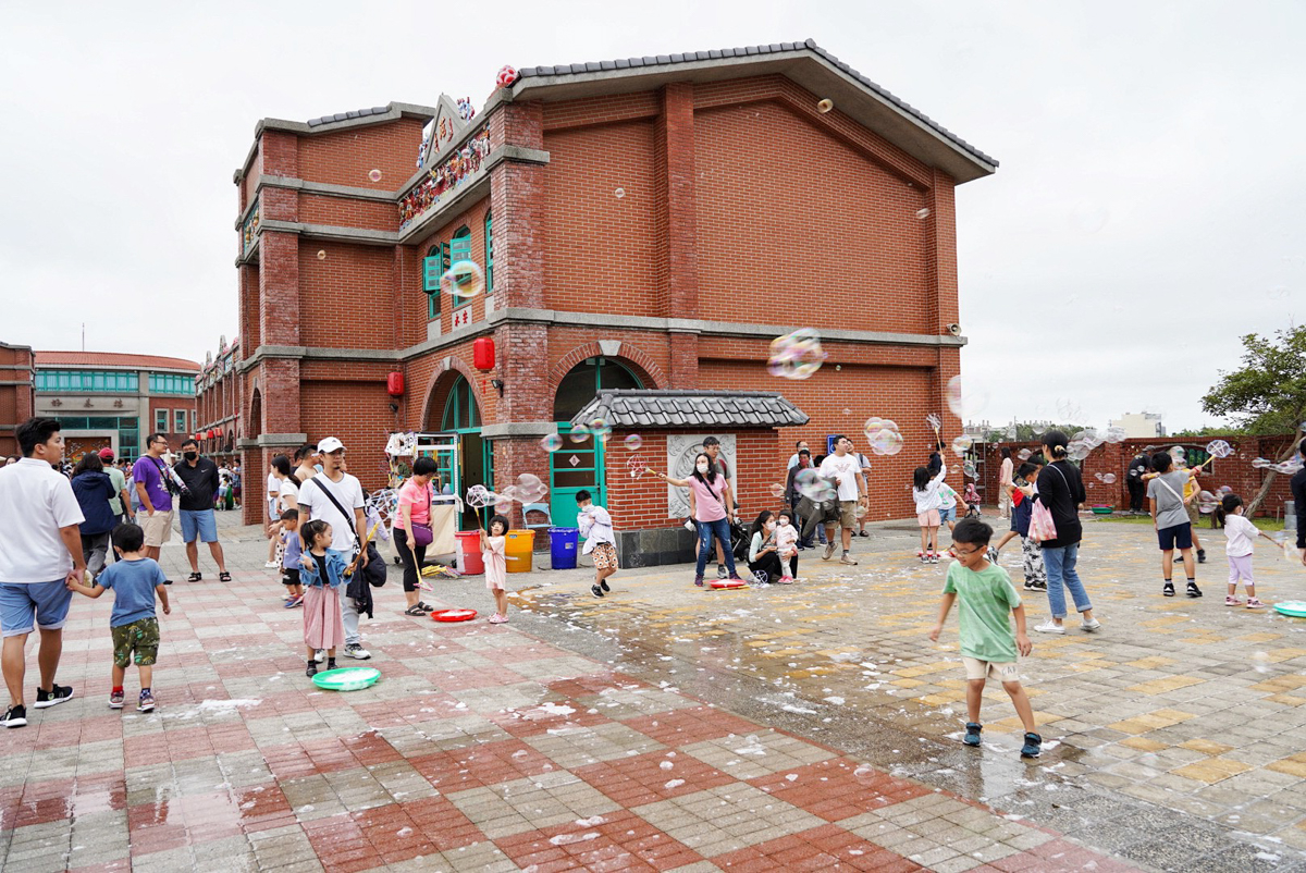 免費景點,好客文創園區,湖口好客文創園區,客家文化館,親子景點,巨無霸瓜瓜世界,客家區,老街,免門票,古早童玩,新竹人曬米粉,傳統古禮服體驗,套圈圈體,好客樓神農大帝,記憶拼圖館,踩水車,玩水景點