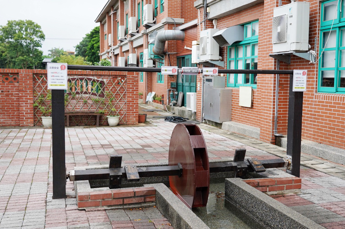 免費景點,好客文創園區,湖口好客文創園區,客家文化館,親子景點,巨無霸瓜瓜世界,客家區,老街,免門票,古早童玩,新竹人曬米粉,傳統古禮服體驗,套圈圈體,好客樓神農大帝,記憶拼圖館,踩水車,玩水景點
