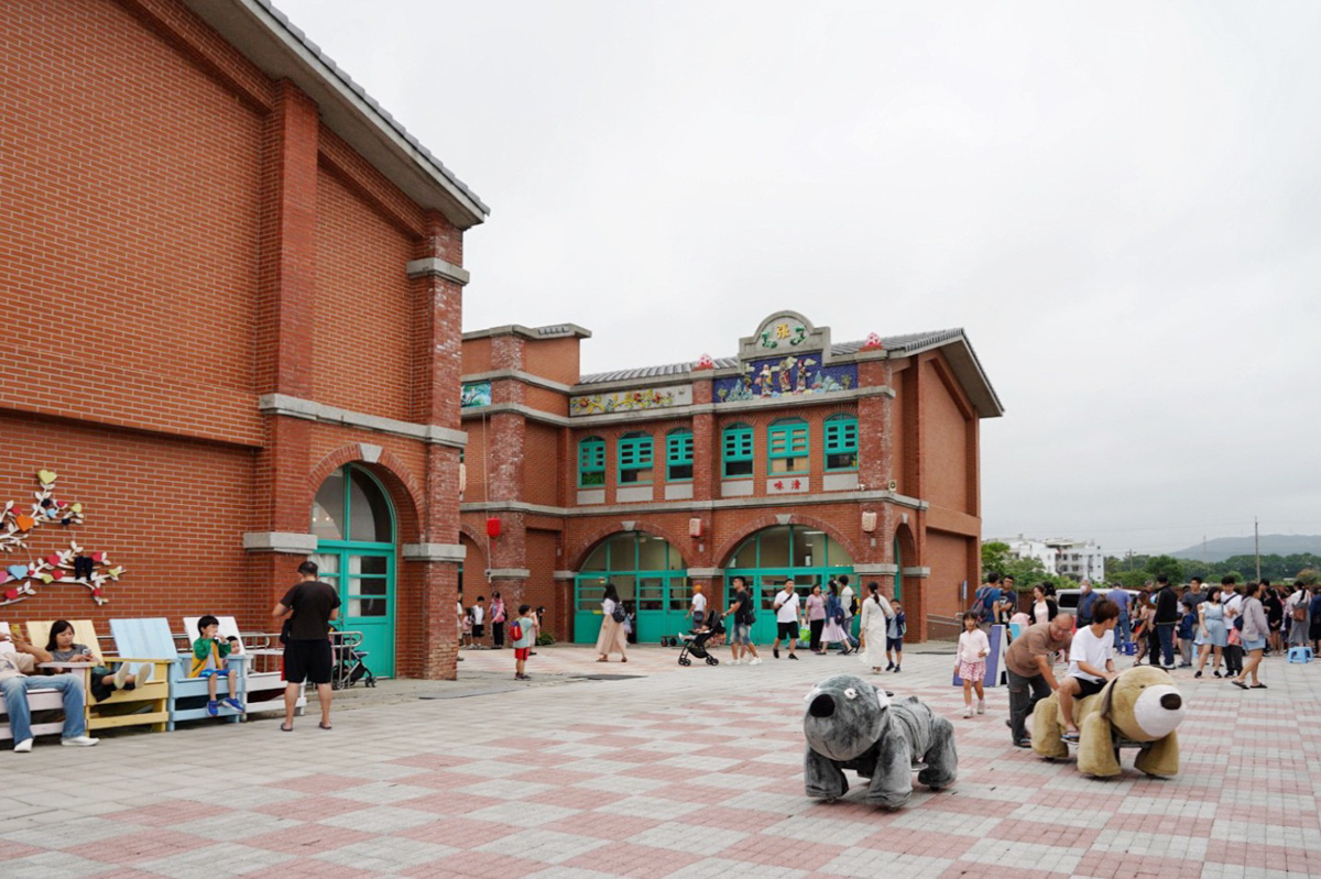 免費景點,好客文創園區,湖口好客文創園區,客家文化館,親子景點,巨無霸瓜瓜世界,客家區,老街,免門票,古早童玩,新竹人曬米粉,傳統古禮服體驗,套圈圈體,好客樓神農大帝,記憶拼圖館,踩水車,玩水景點