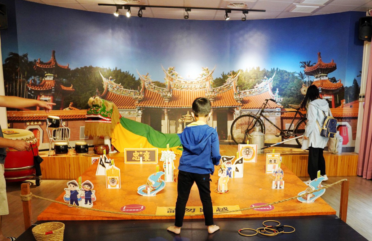 免費景點,好客文創園區,湖口好客文創園區,客家文化館,親子景點,巨無霸瓜瓜世界,客家區,老街,免門票,古早童玩,新竹人曬米粉,傳統古禮服體驗,套圈圈體,好客樓神農大帝,記憶拼圖館,踩水車,玩水景點
