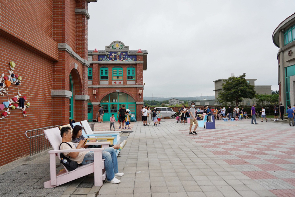 免費景點,好客文創園區,湖口好客文創園區,客家文化館,親子景點,巨無霸瓜瓜世界,客家區,老街,免門票,古早童玩,新竹人曬米粉,傳統古禮服體驗,套圈圈體,好客樓神農大帝,記憶拼圖館,踩水車,玩水景點
