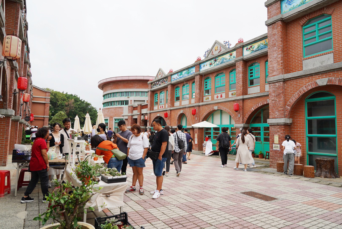 免費景點,好客文創園區,湖口好客文創園區,客家文化館,親子景點,巨無霸瓜瓜世界,客家區,老街,免門票,古早童玩,新竹人曬米粉,傳統古禮服體驗,套圈圈體,好客樓神農大帝,記憶拼圖館,踩水車,玩水景點