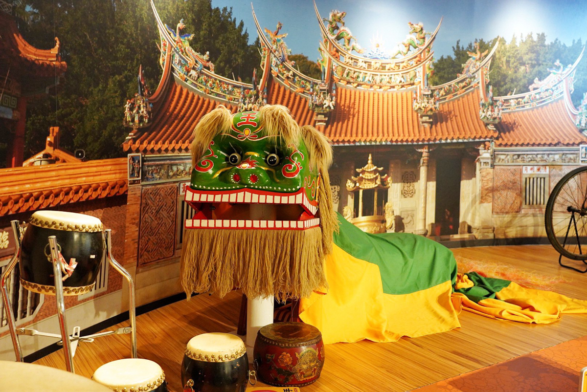 免費景點,好客文創園區,湖口好客文創園區,客家文化館,親子景點,巨無霸瓜瓜世界,客家區,老街,免門票,古早童玩,新竹人曬米粉,傳統古禮服體驗,套圈圈體,好客樓神農大帝,記憶拼圖館,踩水車,玩水景點