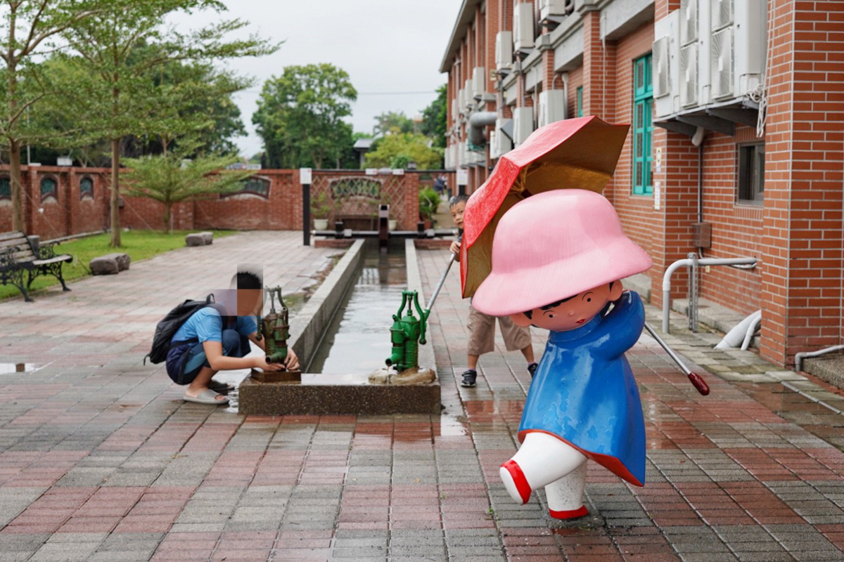 免費景點,好客文創園區,湖口好客文創園區,客家文化館,親子景點,巨無霸瓜瓜世界,客家區,老街,免門票,古早童玩,新竹人曬米粉,傳統古禮服體驗,套圈圈體,好客樓神農大帝,記憶拼圖館,踩水車,玩水景點