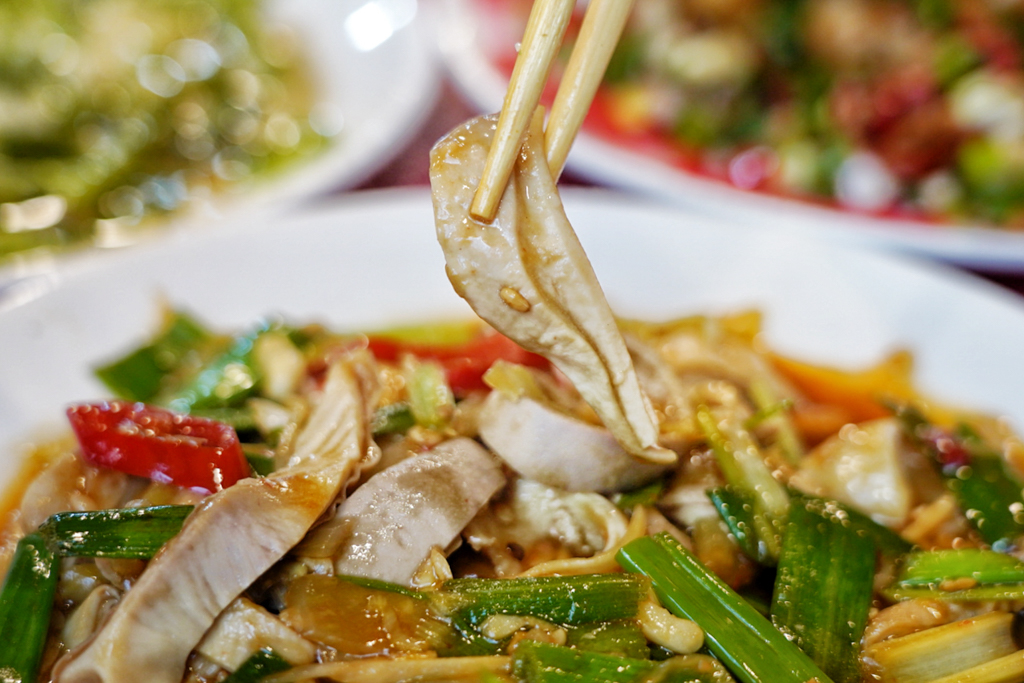 中壢美食,桃園美食,火車頭海鮮,熱炒,家常菜,台灣小吃,白飯吃到飽,中原美食,中壢小吃,桃園熱炒,辣子雞丁,薑絲大腸,蔥爆牛肉,