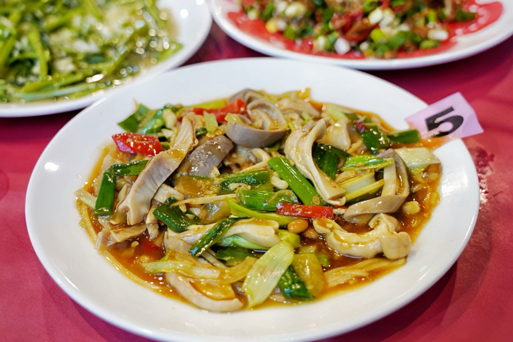 中壢美食,桃園美食,火車頭海鮮,熱炒,家常菜,台灣小吃,白飯吃到飽,中原美食,中壢小吃,桃園熱炒,辣子雞丁,薑絲大腸,蔥爆牛肉,