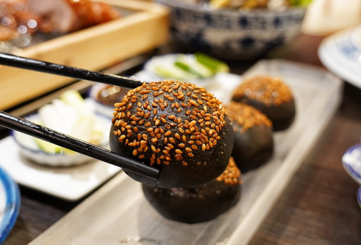 LA時尚川菜, 台南美食,台南餐廳,台南川菜,川菜館,川北涼粉,筍絲空心菜,烤鴨胡椒餅,地蝸牛,經典片鴨,招牌乾鍋鴨,火山熔岩鴨肉包子,聚餐,父親節,年菜,母親節,水煮牛,烤鴨,脆皮烤鴨,烤鴨四吃、美食