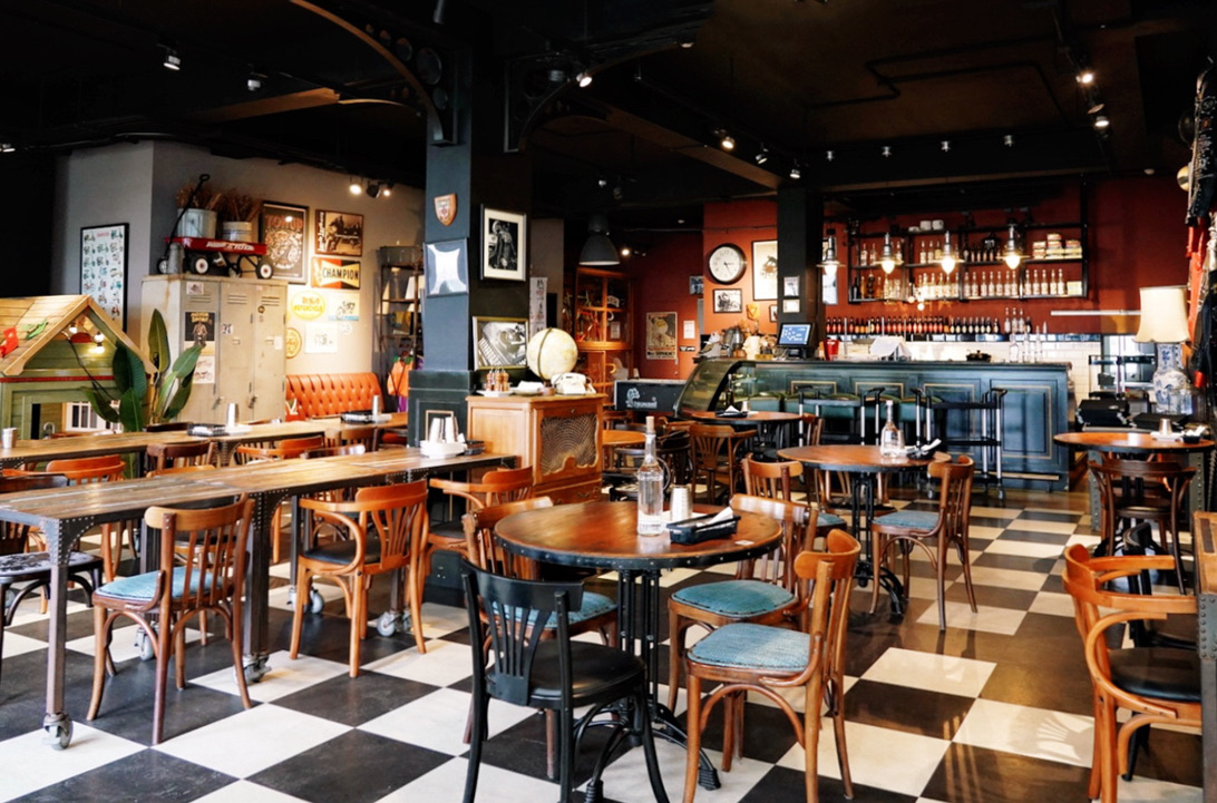 Ton Up Cafe 英倫復古餐廳,英倫復古餐廳,手作甜點,北海道十勝鮮奶油,義式綜合豪華海鮮披薩,法式頂級牛肝菌燉飯佐香煎翼板牛排,英式經典炸魚薯條,綜合莓果森林花果茶,英式皇家三層下午茶,提拉米蘇千層蛋糕,草莓千層蛋糕,草莓蛋糕,手作甜點,左岸咖啡,台北咖啡,下午茶點心,馬卡龍,台北美食,淡水好吃,淡水美食,義大利米,美食