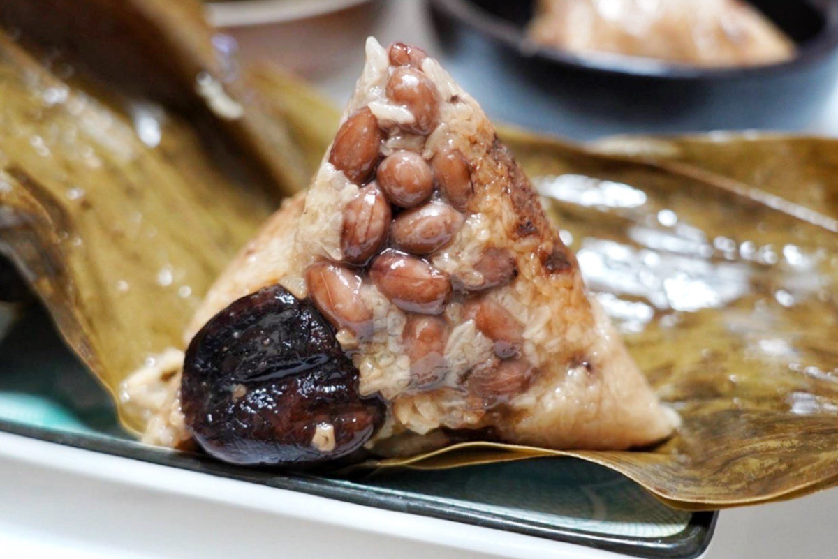嘉義美食,嘉義小吃,嘉義市區,台灣小吃,嘉義懶人包, 嘉義雞肉飯,嘉義王媽媽牛雜湯,袁家筒仔米糕排骨酥,森恬陝西肉夾饃,西市老牌魚湯魚粥,劉里長雞肉飯,北回和平水晶餃,無名胡椒餅,和平嘉義火雞肉飯,貓尾巴Cat’s Tail烘培坊,華南碗粿(新榮店),珍珍蚵仔煎海產粥,福義軒,檜意森活村分店,阿潘肉包, 嘉糖水豆花甜品制研所,三采田美味廚坊,桃城三禾火雞肉飯,橘子嘉義火鍋,幸福山丘,桃城豆花,嘉義下午茶,清豐濤月