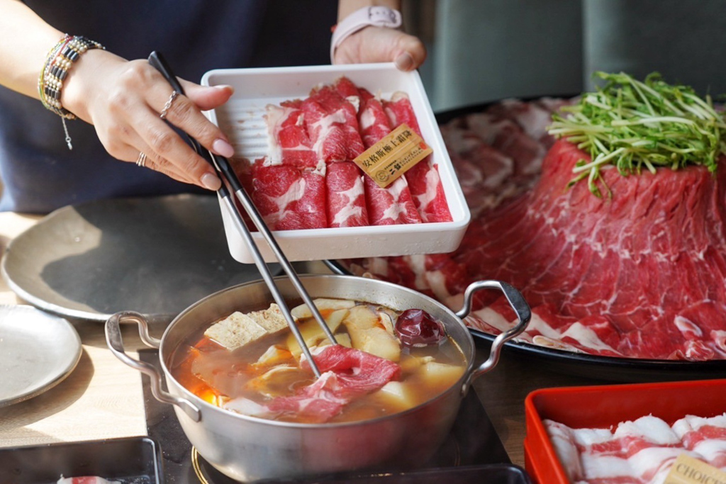 鬥牛士二鍋桃園食尚店,桃園美食,桃園吃到飽,火鍋吃到飽,二鍋吃到飽,自助吃到飽,桃園ATT食尚店,火鍋吃到飽,麻辣鍋,大仙肉盤,美國牛五花,國choice等級嫩肩牛,台灣黑毛豬,咖喱飯,石頭爆炒鍋,壽喜燒,大仙肉盤,美食