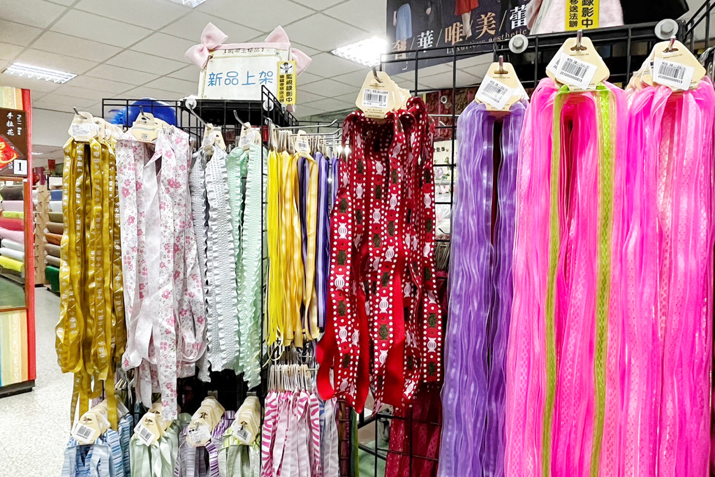 緞帶王觀光工廠, 觀光工廠,彰化景點,免費景點,免門票,親子景點,緞帶王觀光工廠,免費DIY,緞帶染色,清倉緞帶,亞洲首座緞帶觀光工廠