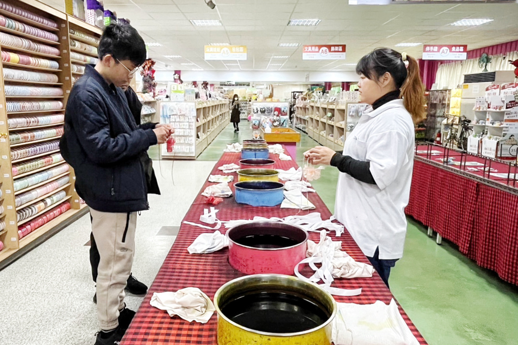 緞帶王觀光工廠, 觀光工廠,彰化景點,免費景點,免門票,親子景點,緞帶王觀光工廠,免費DIY,緞帶染色,清倉緞帶,亞洲首座緞帶觀光工廠